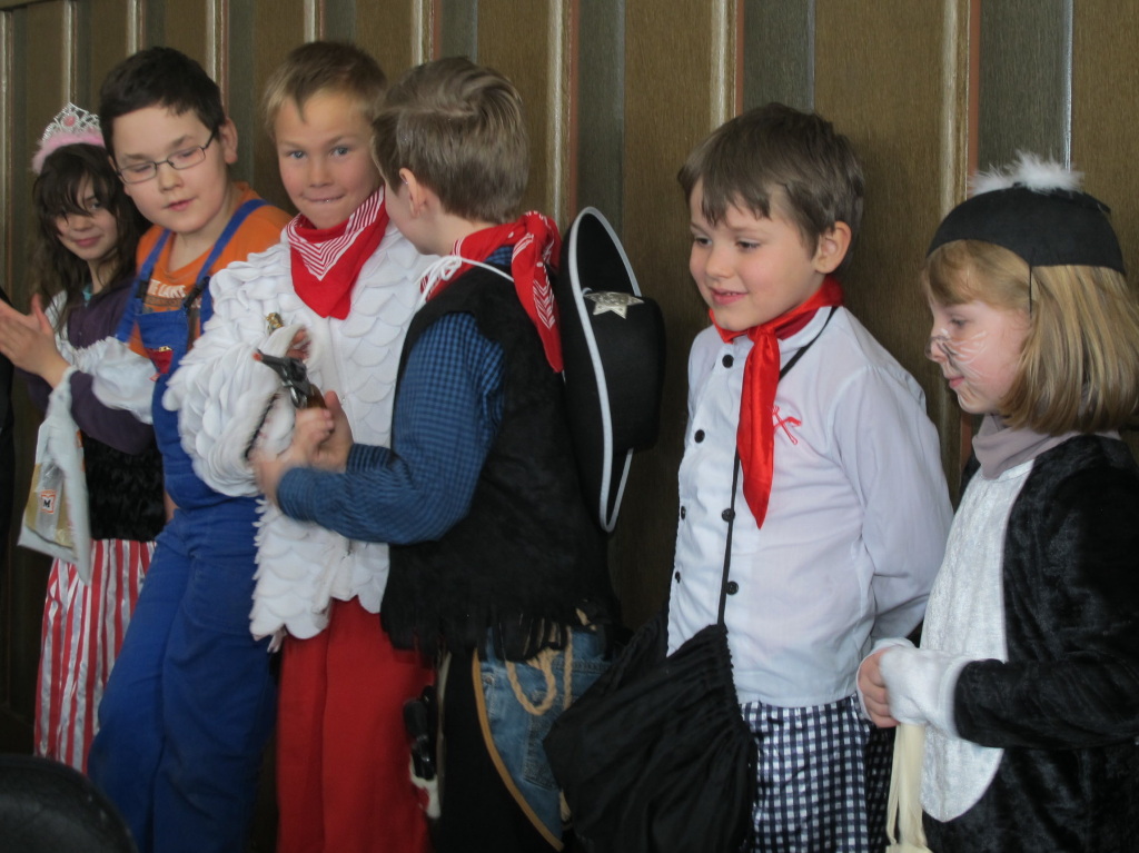 In bunter Kostmierung waren die Kinder am Schmutzige Dunschdig in die Schule gegangen.