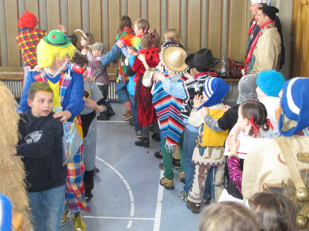 Eine lange Polonaise zog sich durch die Turnhalle.