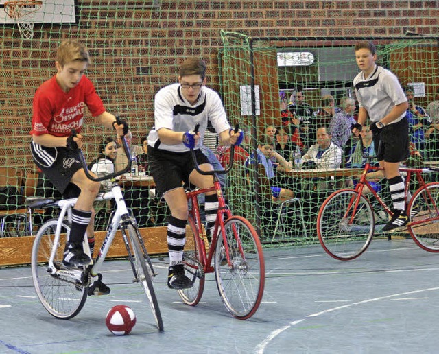 Spannend ging es zu bei den baden-wrt...isterschaften im Radball in Prechtal.   | Foto: ZVG