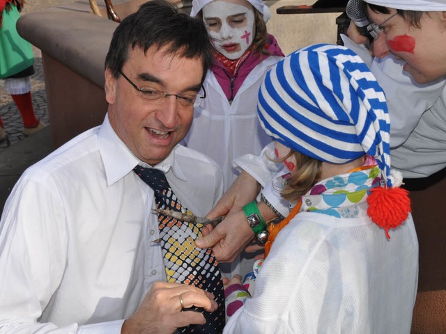 Der Schlips muss ab! Kein Pardon fr Umkirchs Brgermeister Walter Laub  | Foto: Julius Wilhelm Steckmeister