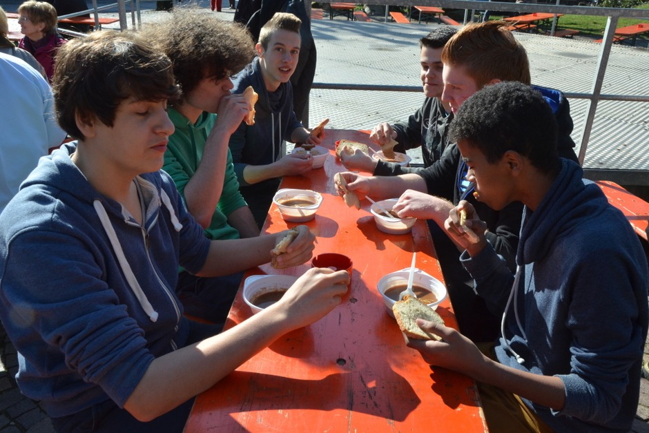 Bei strahlendem Sonnenschein schöpften die Dinkelberg Schrate für das Narrenvolk Mehlsuppe (Foto: Ingrid Böhm-Jacob) Bei strahlendem Sonnenschein schöpften die Dinkelberg Schrate für das Narrenvolk Mehlsuppe (Foto: Ingrid Böhm-Jacob)