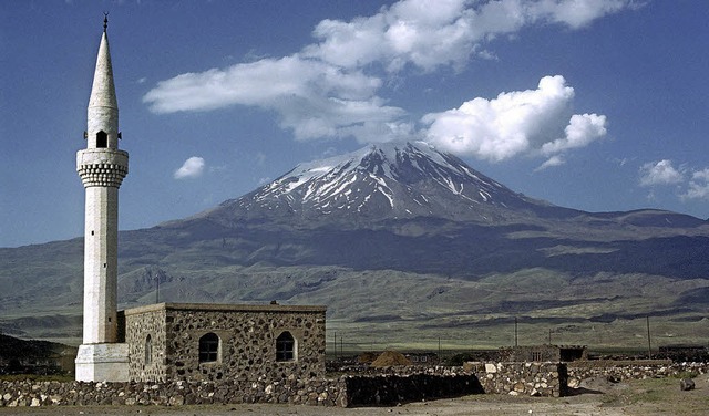 Blick auf Ararat - den hchsten Berg d...Land  vom 3. bis 10. Oktober bereisen.  | Foto: dpa
