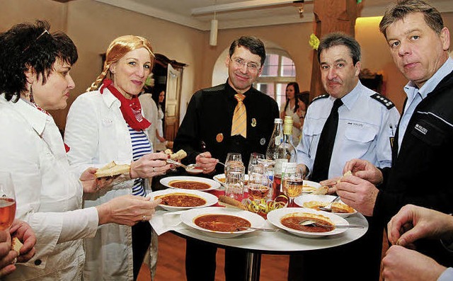 Gruppenbild mit Schultes: Die Suppe schmeckt.   | Foto: fotos: sandra decoux-kone