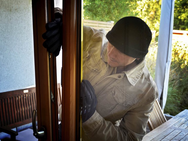 Einbrecher versuchen oft ber Balkontren   ins Haus zu gelangen.    | Foto: dpa