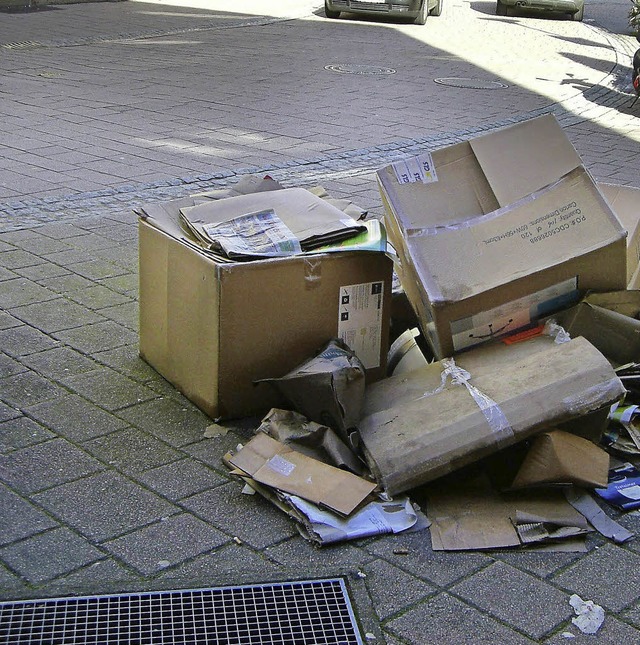 Vom Regen zermatschte Kartonage &#8222... wie vor das Ambiente der Pflugkurve.   | Foto: Artur Cremans