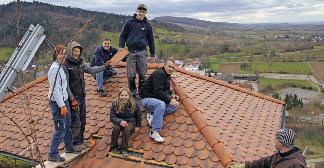 In einer ehrenamtlichen und nicht ganz...Dach der Wamer-Htte am Castellberg.   | Foto: sabine model