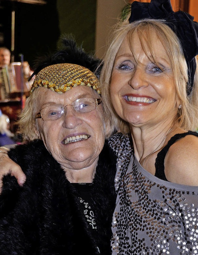 Die 89-jhrige Enni Rth mit Tochter H... unter anderem mit wilden Piratinnen.   | Foto: Julia Dreier