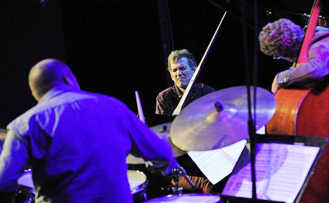 Brad Mehldau, flankiert vom Drummer Jee Ballard und Larry Grenadier am Bass   | Foto: Bernhard Ley
