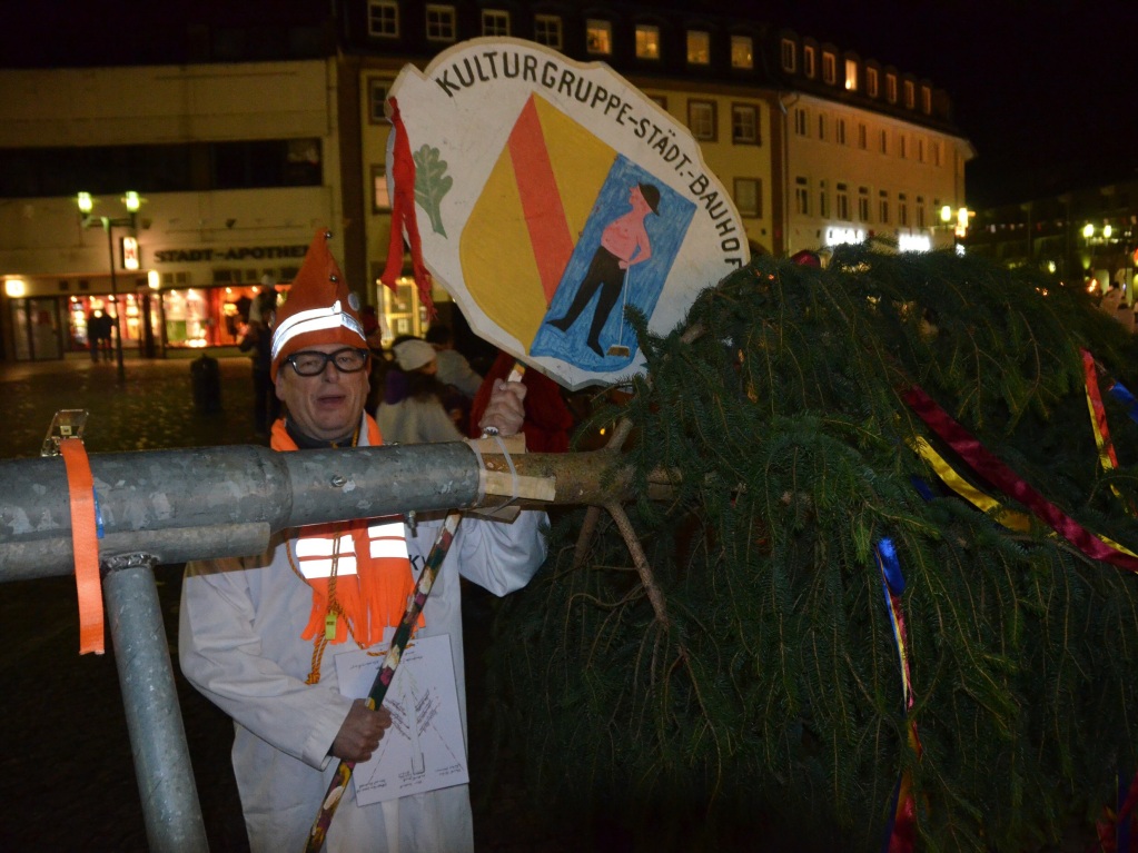 Den Narrenbaum stellte wie immer der Kulturverein Bauhof mit Muskelkraft. Den Narrenbaum stellte wie immer der Kulturverein Bauhof mit Muskelkraft.