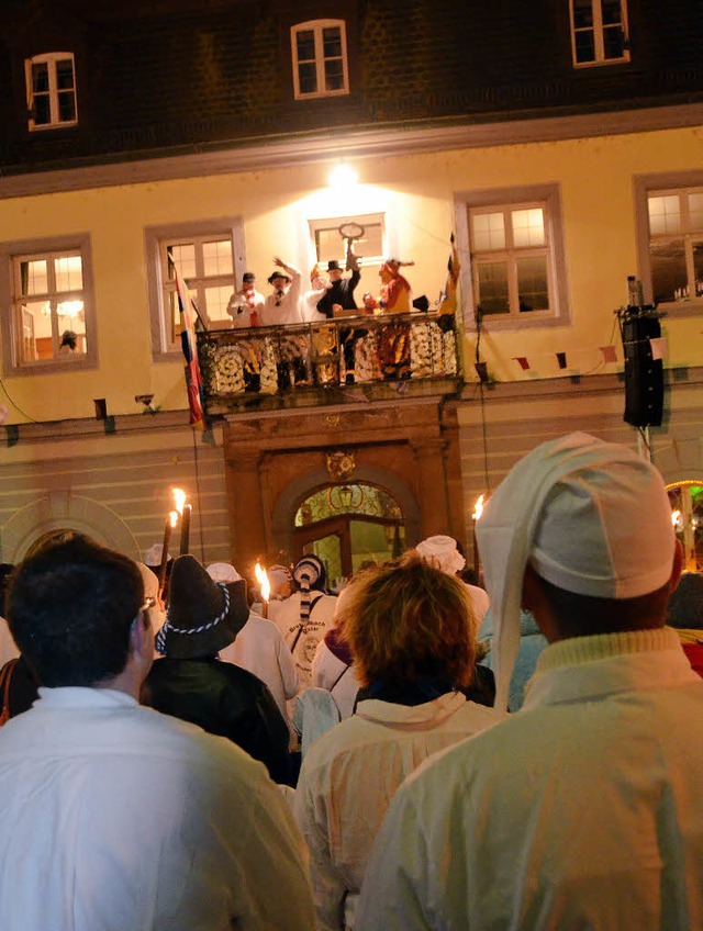 Noch hat er ihn, doch gleich ist er we...tterer gestern beim Sturm der Narren.   | Foto: Gerhard Walser