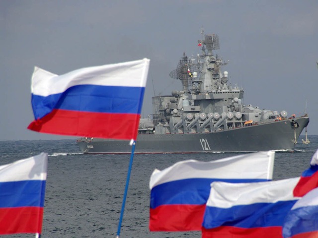 Russische Flaggen begren ein Schiff der Schwarzmeerflotte auf der Krim.   | Foto: AFP