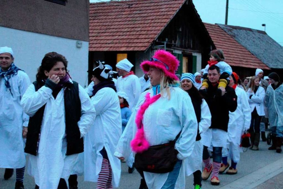 Mit den Hemdglunkern fängt alles an: Gemeinsam mit den Hästrägern der Wurzelgeister ging es in Freiamt zum Narrenbaumstellen und zur Schlüsselübernahme (Foto: Pia Letter-Hirsch) Mit den Hemdglunkern fängt alles an: Gemeinsam mit den Hästrägern der Wurzelgeister ging es in Freiamt zum Narrenbaumstellen und zur Schlüsselübernahme (Foto: Pia Letter-Hirsch)
