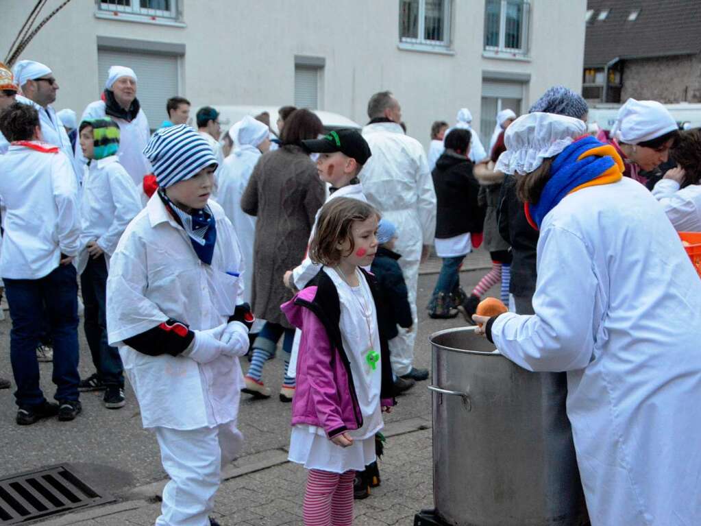 Narren mssen sich strken: In Sexau gab’s fr jedes Kind Wurstwecken.