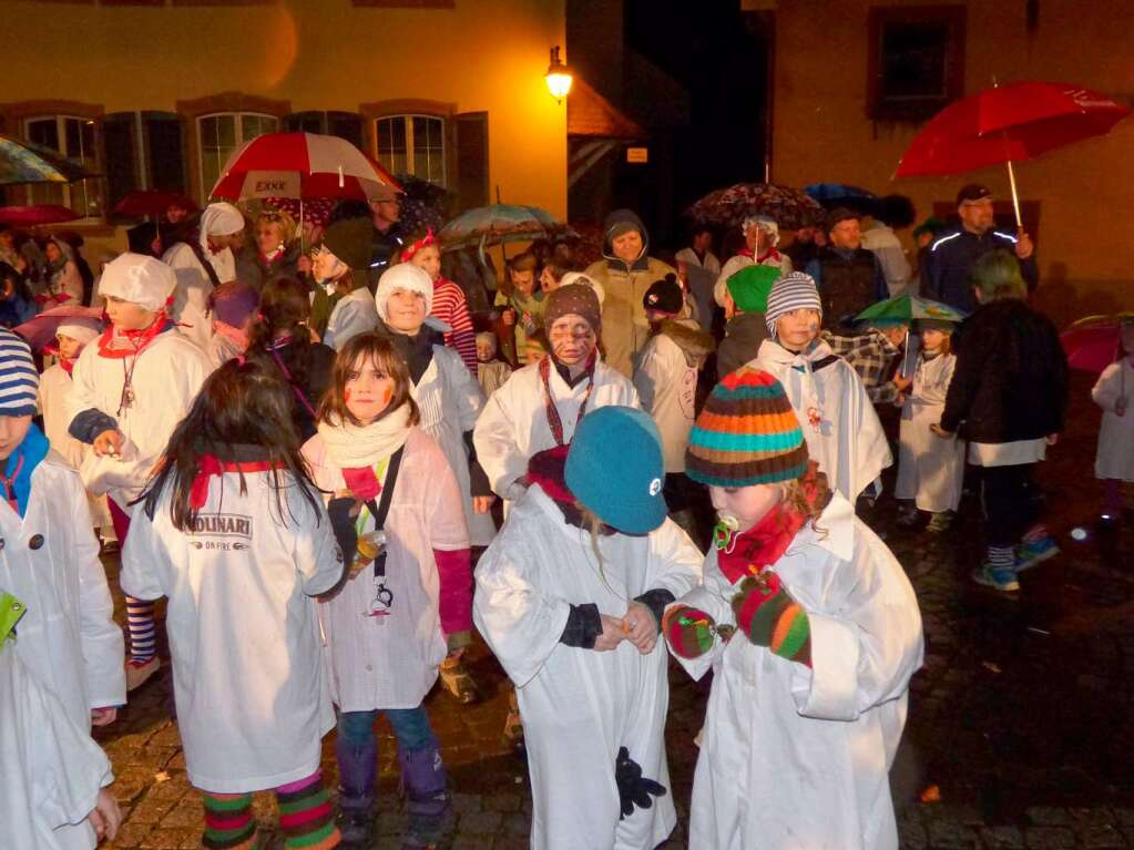 Gro ist die Schar der Narren in Teningen, die sich am Rathaus versammelt.