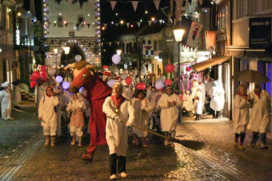Hemdglunkerumzug in Endingen: Besenmann und Stadttier führen den Umzug mit Tausenden von Hemdglunkern und Musikern an. (Foto: Martin Wendel) Hemdglunkerumzug in Endingen: Besenmann und Stadttier führen den Umzug mit Tausenden von Hemdglunkern und Musikern an. (Foto: Martin Wendel)