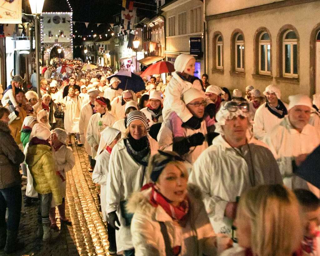 Hemdglunkerumzug in Endingen: Tausende von Hemdglunkern lassen sich auch vom Regen die Laune nicht verderben.