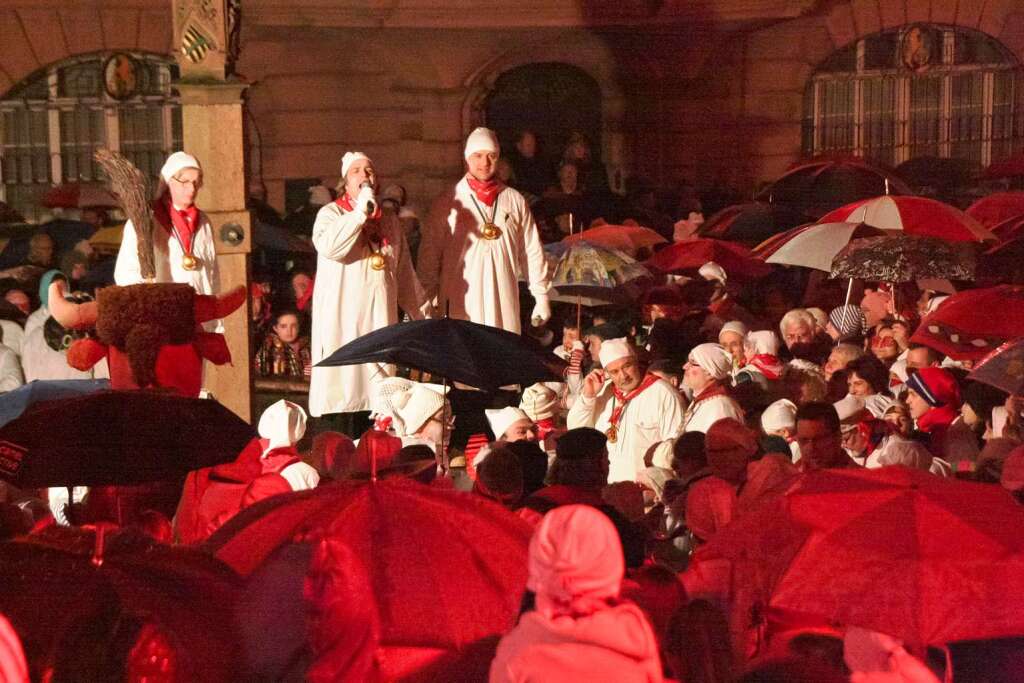 Hemdglunkerumzug in Endingen: Voller Einsatz im Regen von Gerd Rosswog, Wolfgang Koch und Ralph Baumann am Brunnen.