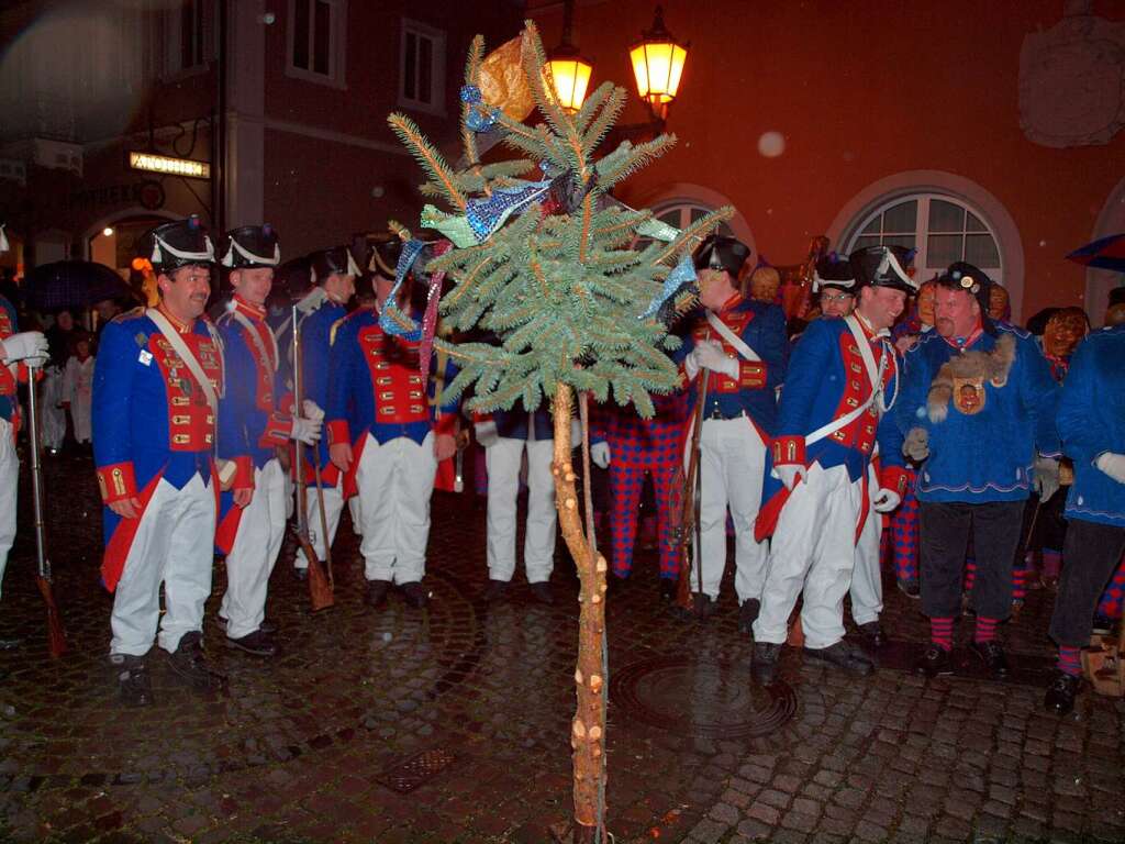 Fasnachtserffnung Kenzingen: die Garde hatte in diesem Jahr besondere Probleme mit dem Narrenbaum.