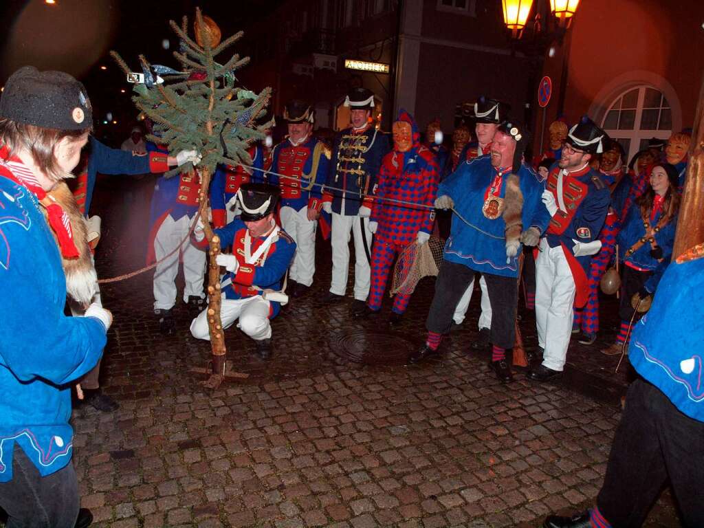 Fasnachtserffnung Kenzingen: die Garde hatte in diesem Jahr besondere Probleme mit dem Narrenbaum.