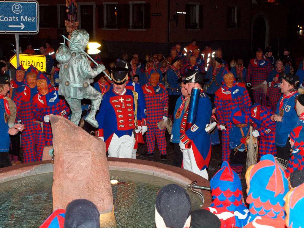 Fasnachtserffnung Kenzingen: die Oberhupter beraten, ob der Narrenbrunnen so ist, wie er sein soll.