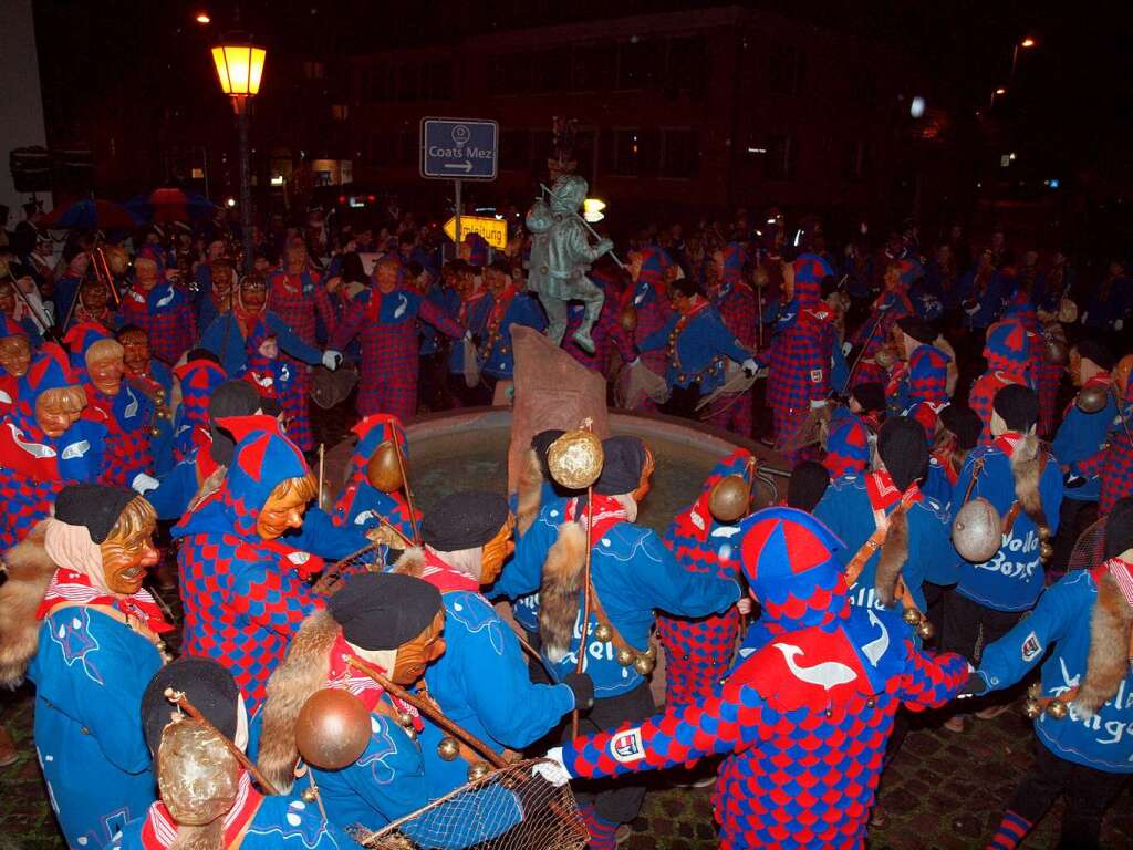 Fasnachtserffnung Kenzingen: groer Reigen am Narrenbrunnen.