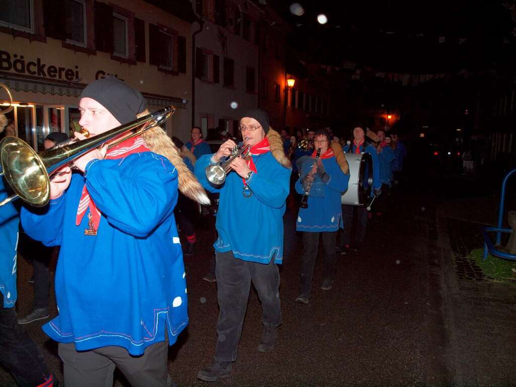 Fasnachtserffnung Kenzingen: mit Blasmusik und Schellenklang zum Narrenbrunnen.