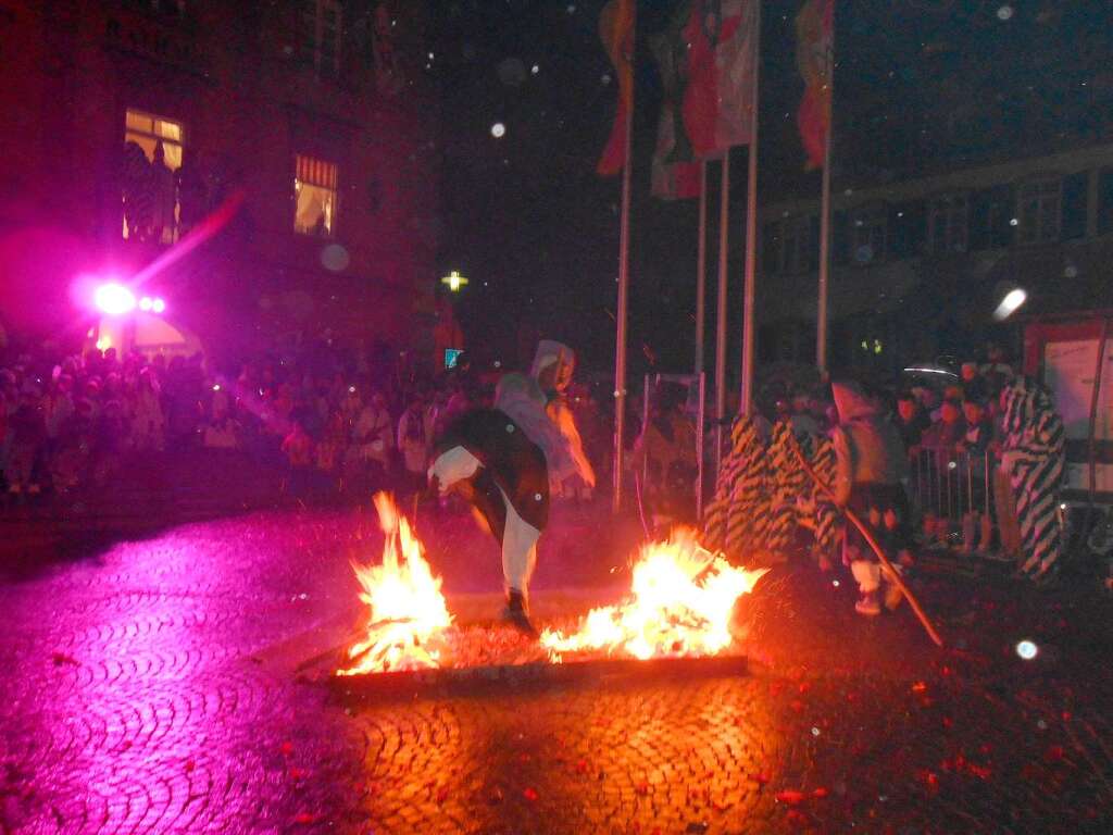 Schmutzige Dunschdig in Herbolzheim. Hexen springen ber das Feuer.