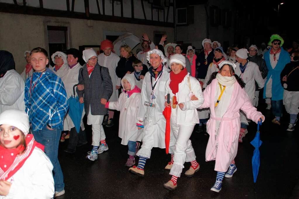 Schmutziger Dunschdig in Weisweil: Der Hemdglunker-Umzug fhrte vom Mhlbach zum Sturm aufs Rathaus.