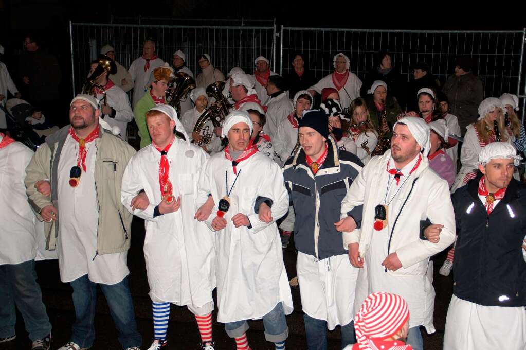 Schmutziger Dunschdig in Weisweil: Zur Schlsselbergabe vor dem Rathaus gab es eine Schunkelrunde mit Musik.