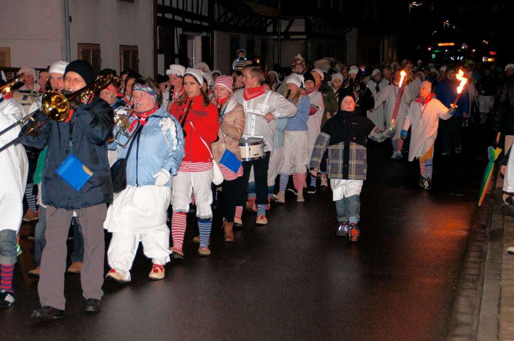 Schmutziger Dunschdig in Weisweil: Der Hemdglunker-Umzug fhrte mit Musik vom Mhlbach zum Sturm aufs Rathaus.