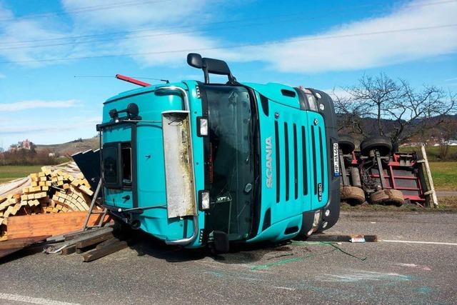 Holztransporter umgekippt: B 33 auf Hhe Ohlsbach voll gesperrt