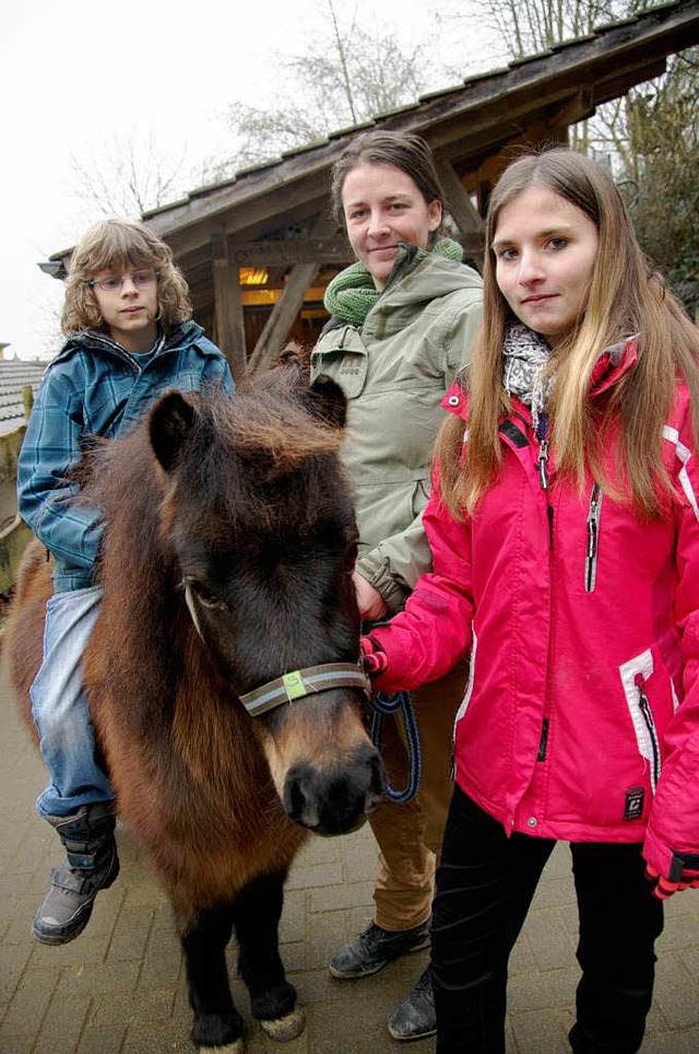 Gruppenbild mit Schrder: Pdagogin Ca...sst auf das eigenwillige Pony gut auf.  | Foto: Martin Pfefferle