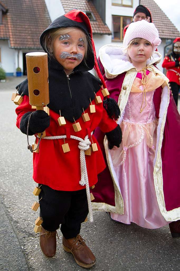 Klein, aber fein war der Kinderumzug der kleinen Schindlejokel am Fasnetfreitag in Niederwinden.