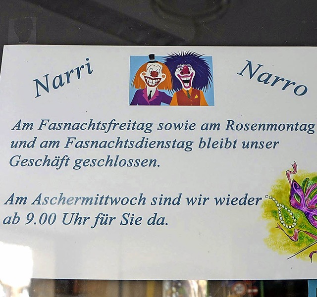 Schilder wie diese weisen in Waldkirch...ondere ffnungszeiten zur Fasnet hin.   | Foto: Mayer
