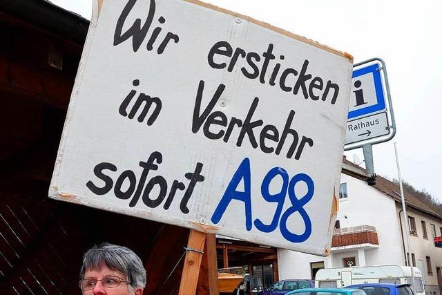 Der BI A98 reicht es - Spontan-Demo legt fr zehn Minuten den Verkehr in Schwrstadt lahm