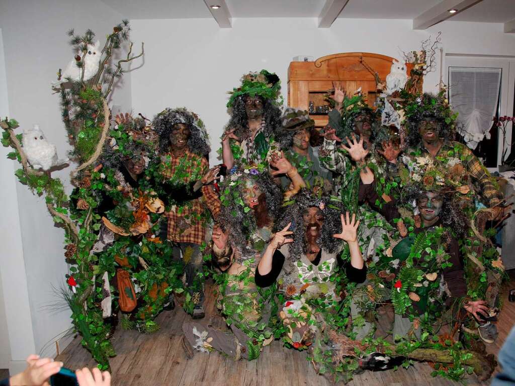 Frauenfasnet Reute:  Die im Riddemer Wald lebenden Waldfrauen brachten  ihre  Haustiere, wie Eule, Fledermuse, Wildsau und Kriechtiere mit. Sie haben   ihr  Kostm selbst kreiert und sind beim Umzug am Rosenmontag auch zu bewundern.