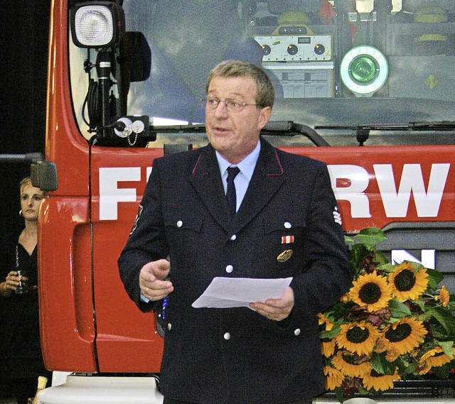 Werner Schmid war  schon beim Einweihe...mt Welmlingens Feuerwehr ein solches.   | Foto: cremer