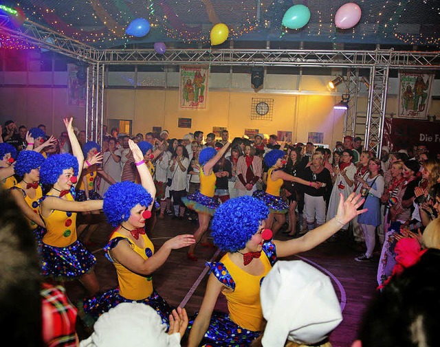 Tanzgruppen unterhielten die Besucher.   | Foto: fotos: sandra decoux-kone