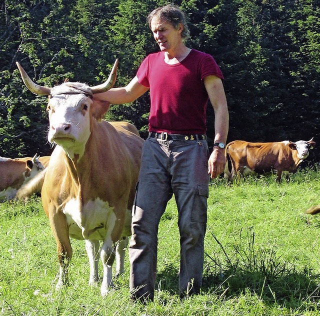 Landwirt Heinroch Till mit Kuh Gemsle  | Foto: Privat
