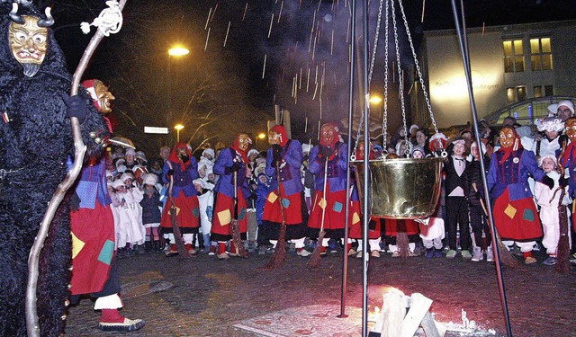 Auf dem Rathausplatz versammelten sich... schaurigem Kichern um den Hexenkessel  | Foto: Andrea Steinhart