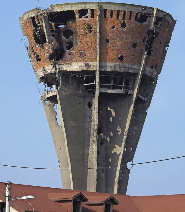 Der zerstrte Wasserturm von Vukovar erinnert noch heute an den Krieg.   | Foto: DPA