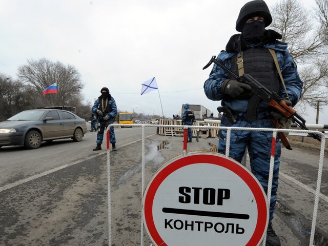 Mitglieder der ehemaligen Spezialkrfte Berkut errichten Straensperren.  | Foto: AFP