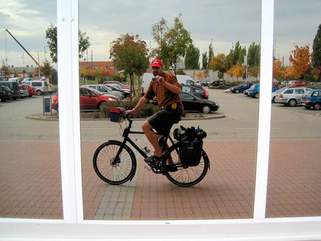 Schaufenster eines Tesco Supermarkts in Ungarn