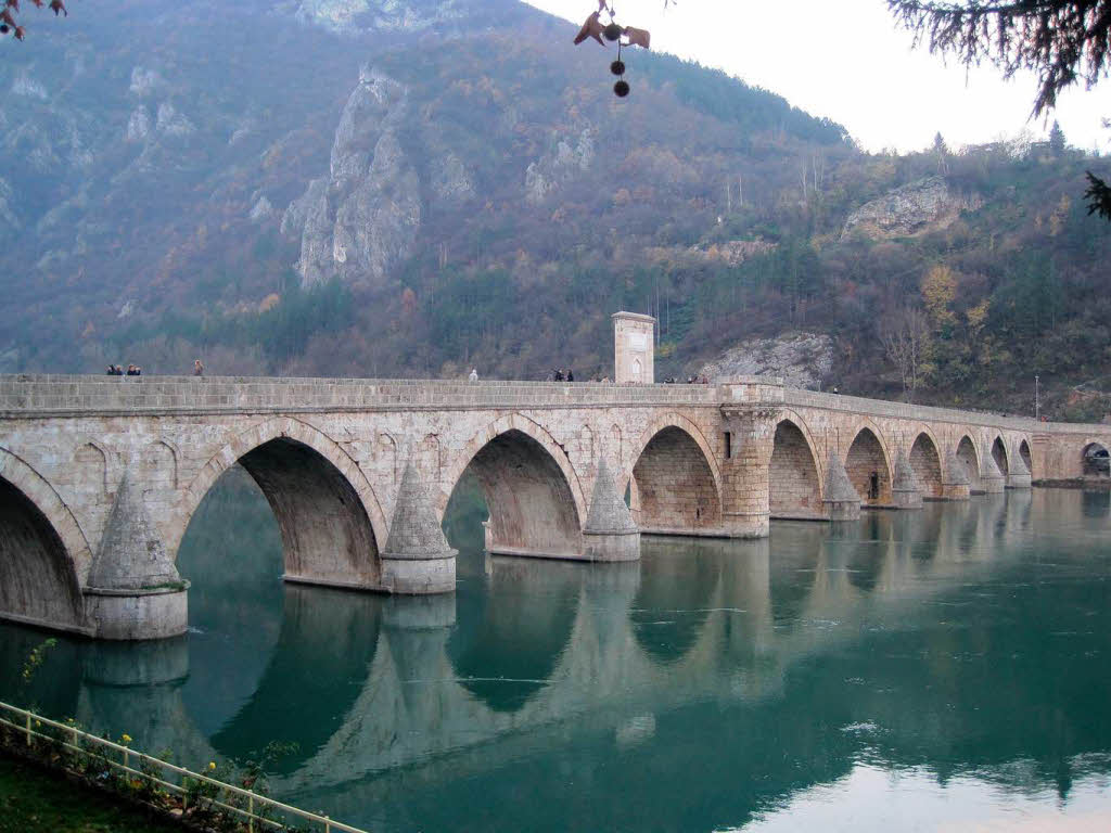 Die osmanische Brcke ber die Drina aus dem 16. Jahrhundert: Ivo Andric hat ber sie einen grandiosen Roman geschrieben.