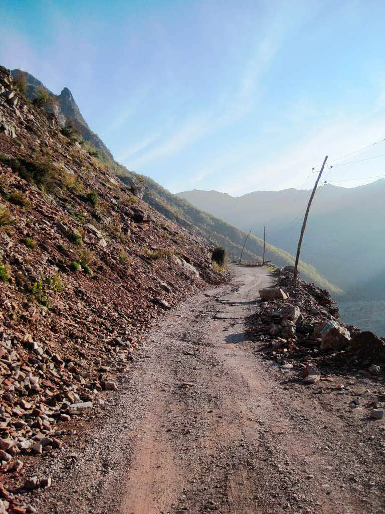 Strae zum Koman See: Hier fragt sich Radler, ob er nicht auf dem Weg nach Nirgendwo ist.