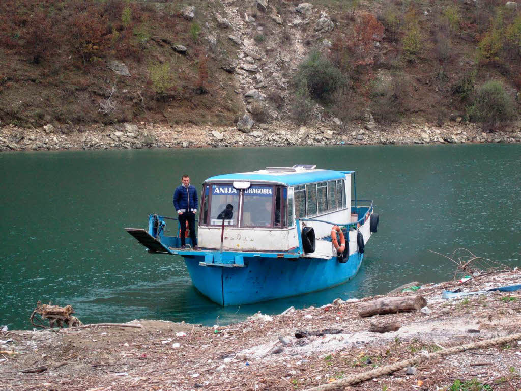 Die Fhre  ber den Koman See, ist eine Fusion von  Boot und Reisebus.