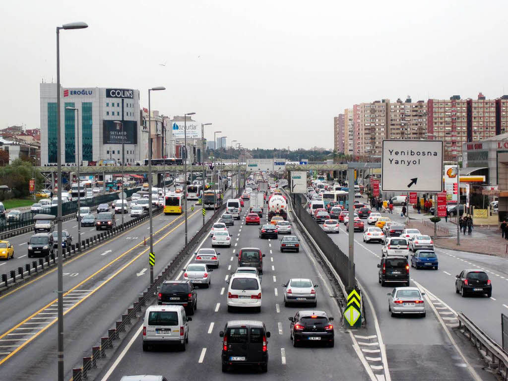 Einfahrt in Istanbul: Mit dem Fahrrad auf einer Zwlfspurigen Autobahn. Olaf Witte:  „Das war Adrenalin pur.“