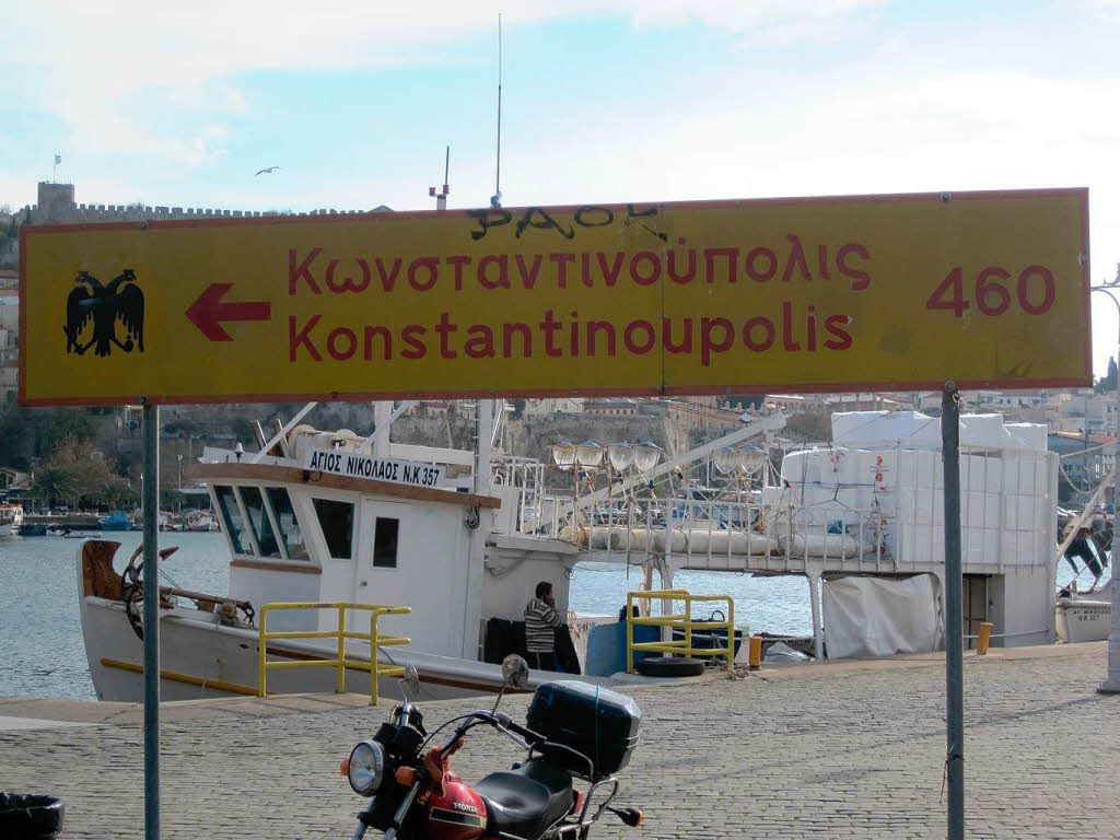 Nur noch 460 Kilometer bis Istanbul, Straenschild in Kavala, Nordgriechenland