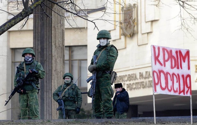 Uniformierte vor dem Regionalparlament in Simferopol.  | Foto: dpa