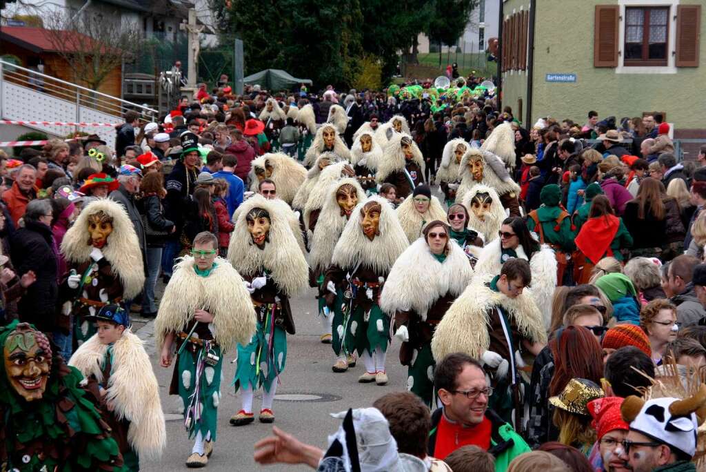 Die Hlle war wieder los in Wettelbrunn: Mehr als 1200 Hstrger aus 59 Gruppen und 12 Motivwgen machten das Dorf unsicher.